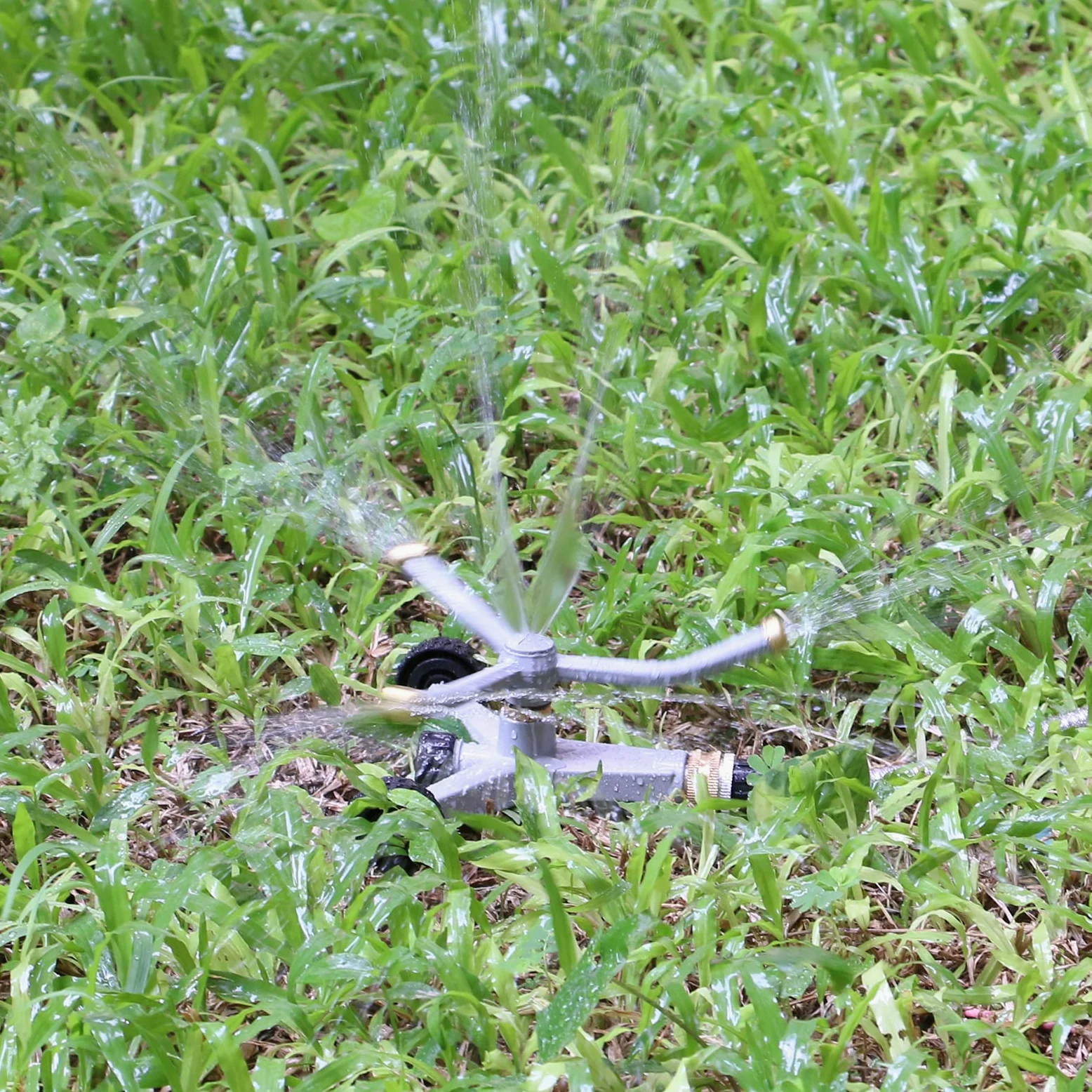 STYDDI Arroseur en métal avec adaptateur de produit QuickConnect - Arroseur à eau rotatif à 3 bras avec base à roulettes pour pelouse extérieure et jardin, cour