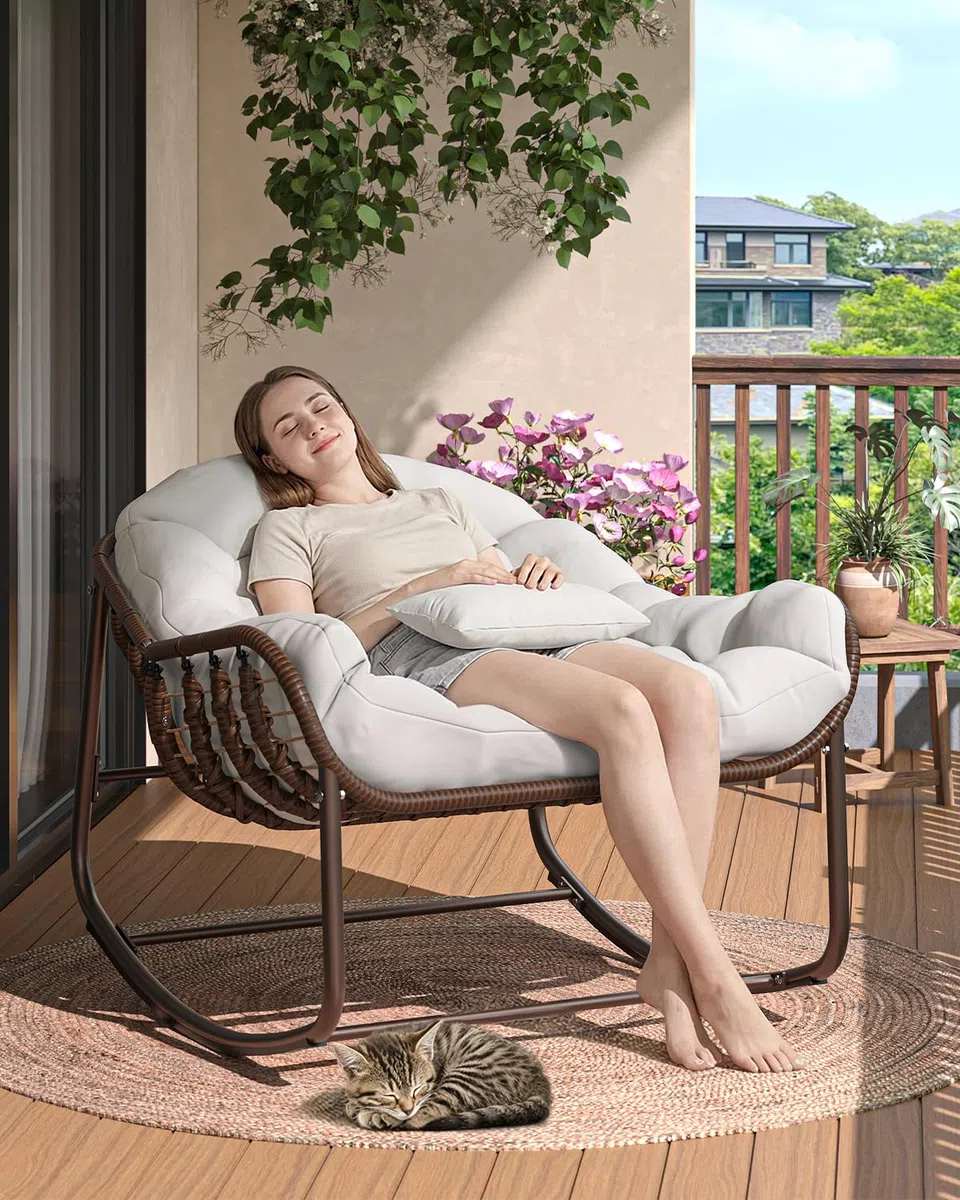 Fauteuil à Bascule Papasan d’extérieur XXL, Chaise œuf en résine tressée avec Coussin épais, Structure métal avec Base en Bois – pour Patio, Jardin, Balcon, Porche – Marron + Tissu écru –