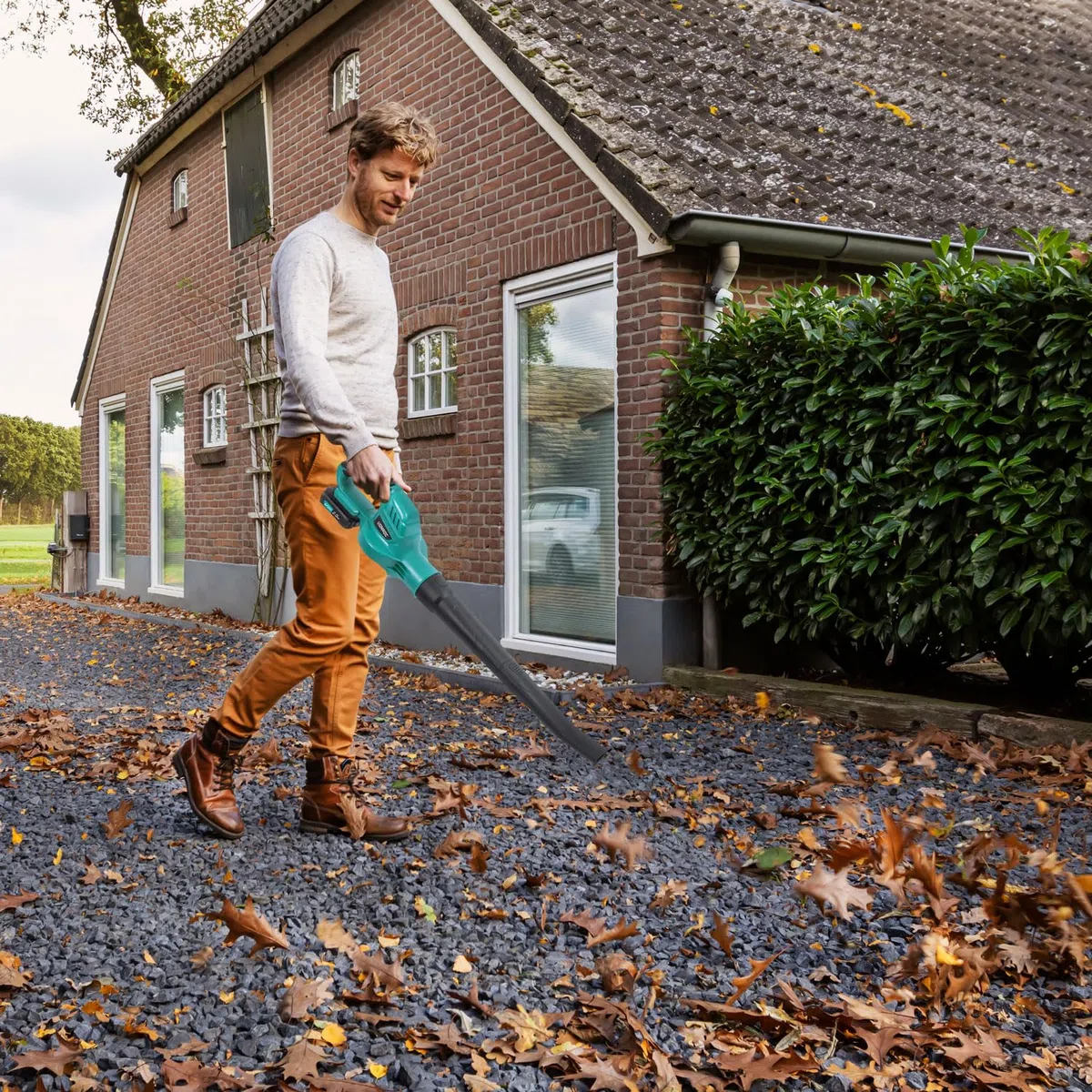 VONROC Souffleur de Feuilles sans Fil 20V - Jusqu'à 180km/h - Poignée Soft-Grip - Ramasse Feuilles Mortes, Nettoyage Jardin, Gazon - Nouveau Modèle 2024 - sans Batterie ni Chargeur