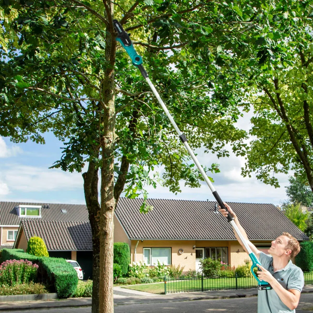 VONROC Élagueuse sur perche sans fil 20V (sans batterie, ni chargeur rapide) - Tête inclinable - Perche extensible (200-260 cm) - Chaine 44T, 5m/d