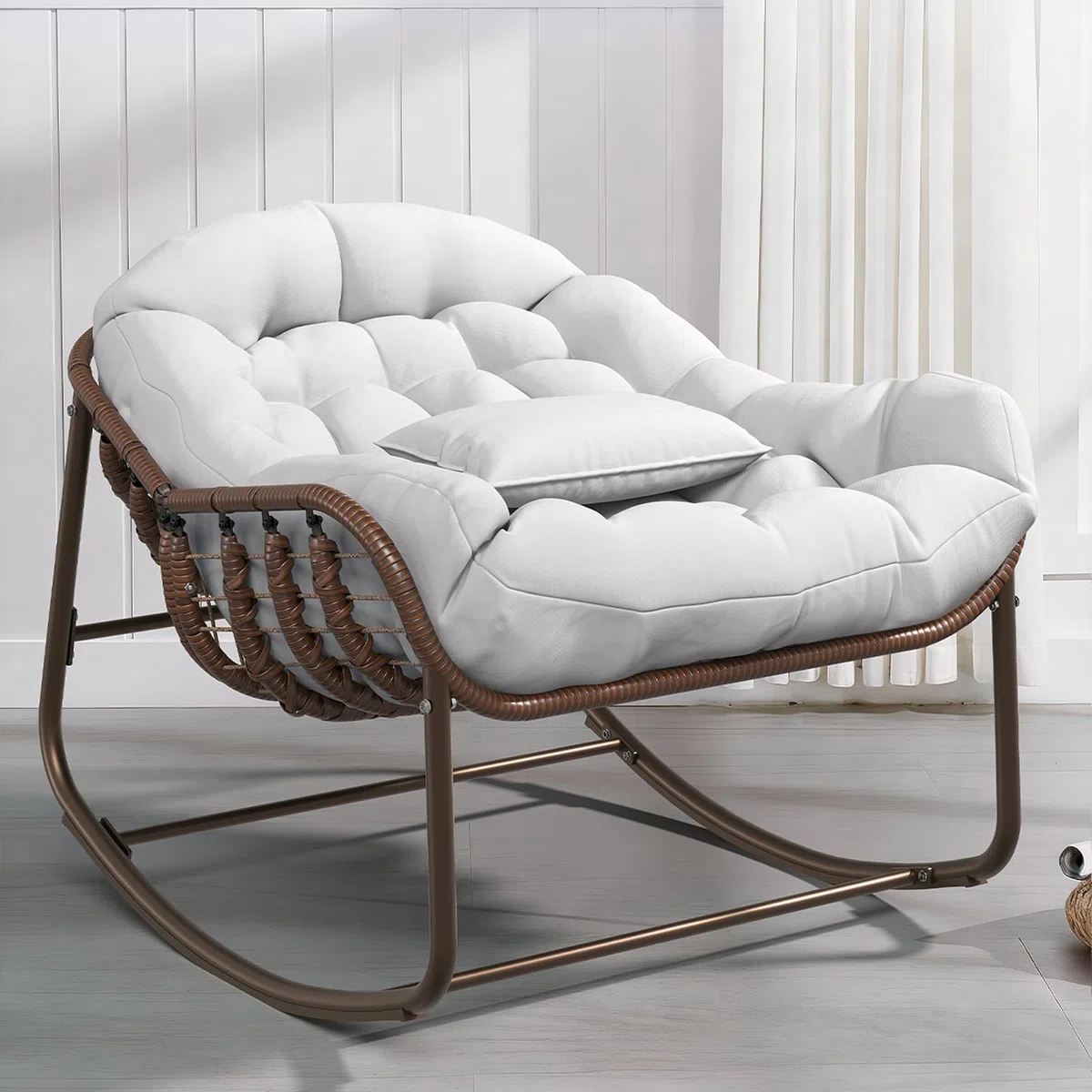 Fauteuil à Bascule Papasan d’extérieur XXL, Chaise œuf en résine tressée avec Coussin épais, Structure métal avec Base en Bois – pour Patio, Jardin, Balcon, Porche – Marron + Tissu écru –