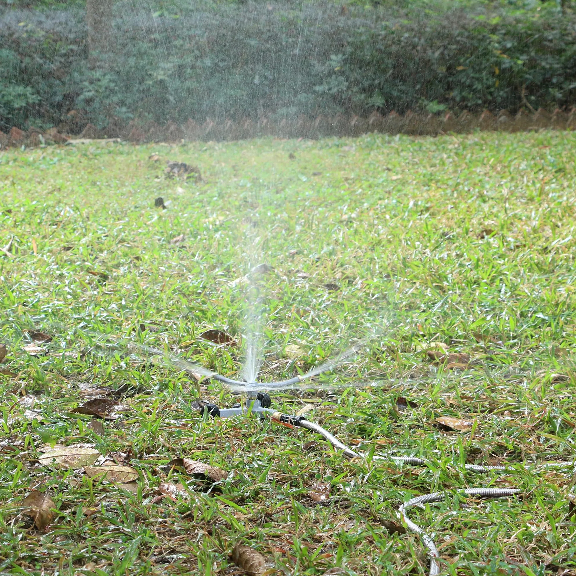 STYDDI Arroseur en métal avec adaptateur de produit QuickConnect - Arroseur à eau rotatif à 3 bras avec base à roulettes pour pelouse extérieure et jardin, cour